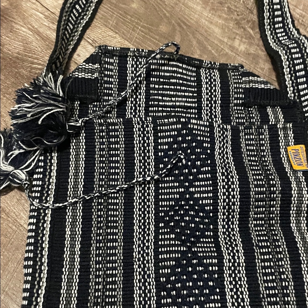 Elegant Black and White Crossbody Bag - Picture 3 of 6